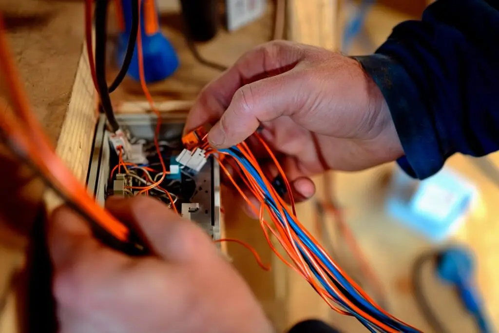 A imagem destaca o cuidado e a atenção durante o trabalho lembre-se: conhecer a tabela de cores dos cabos elétricos é fundamental para garantir a segurança.