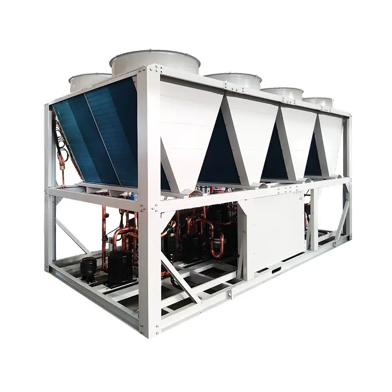 Chiller industrial de grande porte da Tecnogera, com estrutura metálica branca, serpentinas azuis aparentes, tubulações de cobre e quatro ventoinhas circulares no topo. Ideal para sistemas de refrigeração em grandes edifícios ou instalações. O equipamento está destacado sobre um fundo branco.