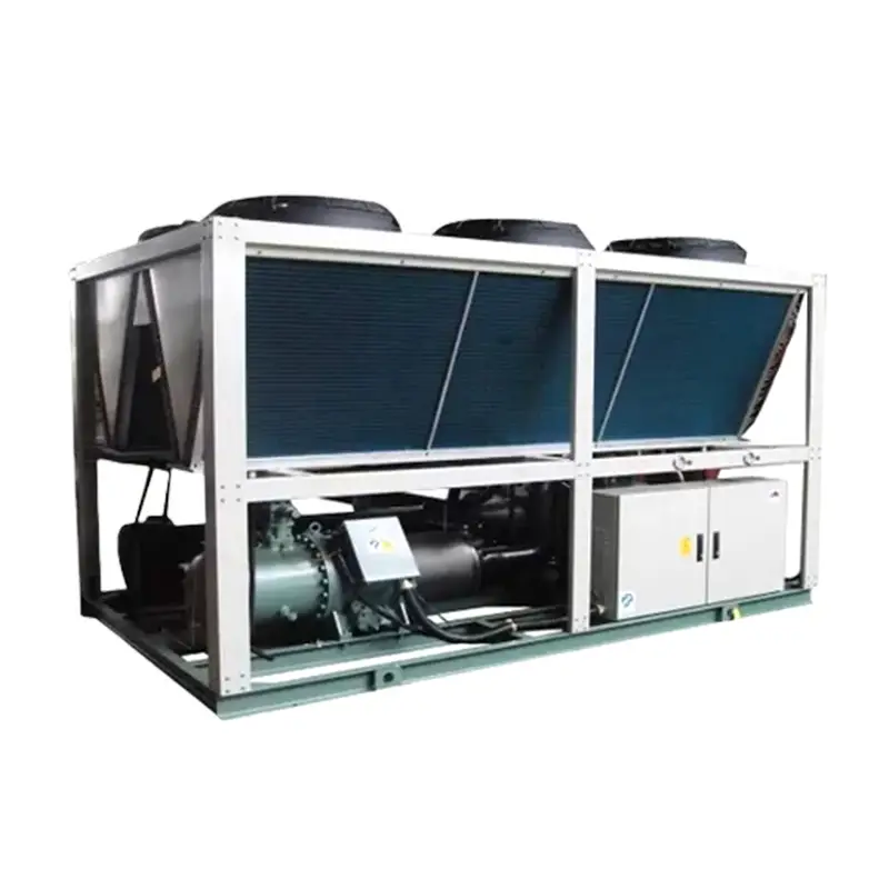 Um grande chiller industrial com resfriamento a ar, equipado com dois ventiladores pretos na parte superior e serpentinas azuis inclinadas na frente, montado em uma estrutura branca. É possível ver o compressor, o painel de controle e as tubulações, todos fixados sobre uma base metálica retangular. Este é mais um exemplo da qualidade dos equipamentos oferecidos pela Tecnogera.