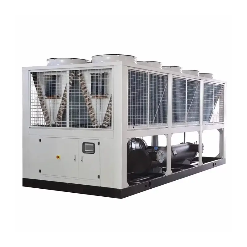 Um chiller industrial de grande porte, com carcaça branca, painéis de tela nas laterais e vários componentes cilíndricos na base. No topo, possui quatro ventiladores circulares para exaustão, sendo ideal para resfriar ambientes amplos ou processos industriais. A Tecnogera oferece essa solução eficiente para suas necessidades de climatização temporária.
