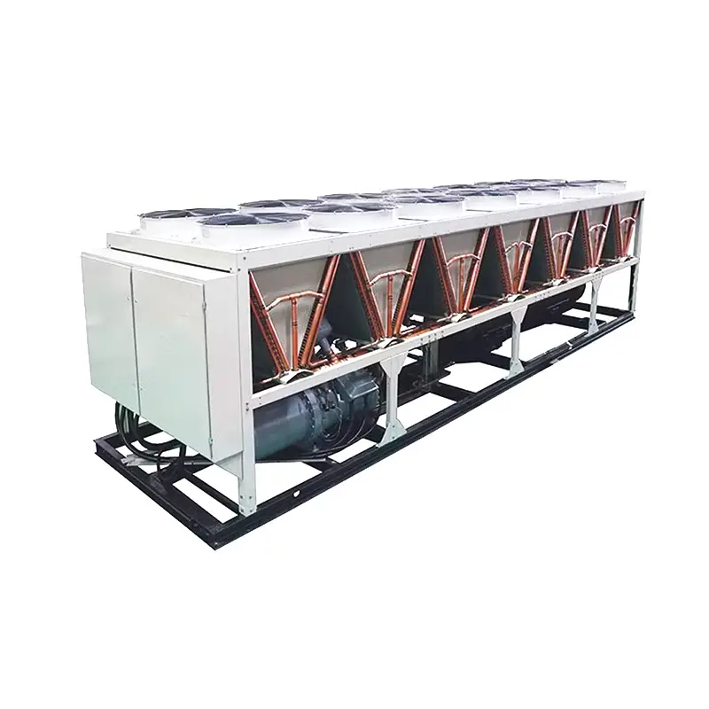 A unidade mostrada é um chiller industrial de grande porte, com vários ventiladores na parte superior, tubulação de cobre aparente nas laterais e estrutura externa em metal branco, apoiada sobre uma base preta. Este equipamento da Tecnogera é ideal para aplicações de refrigeração em ambientes comerciais.
