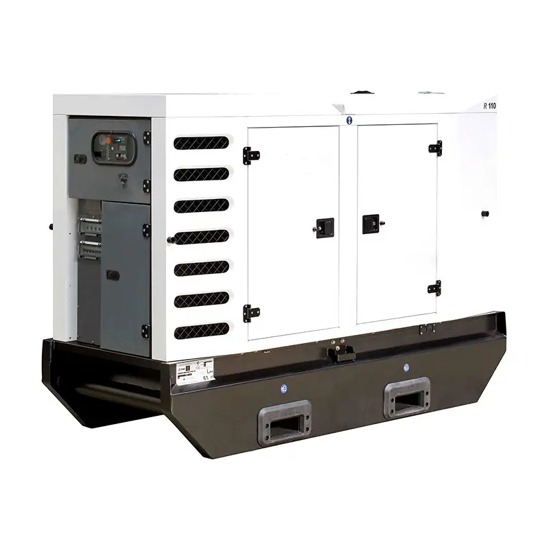 Um gerador elétrico de grande porte da Tecnogera, com carenagem branca e base preta, aparece destacado sobre uma plataforma robusta. Na parte frontal, estão localizados os botões de controle, entradas de ar e portas de acesso. O equipamento está isolado em um fundo totalmente branco, evidenciando seu design moderno e funcional.
