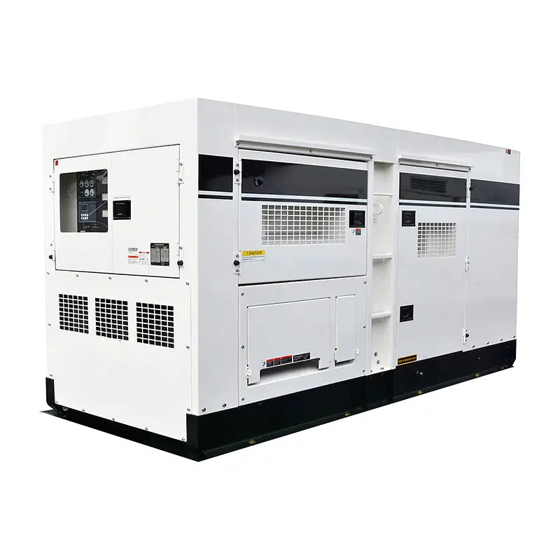 Um Gerador de Energia diesel industrial de grande porte, na cor branca, com base preta, da Tecnogera. O equipamento possui formato retangular, linhas modernas e limpas, além de um painel de controle com mostradores na parte frontal esquerda. Conta também com vários graus de ventilação e etiquetas de segurança. A foto foi tirada sobre um fundo branco simples.