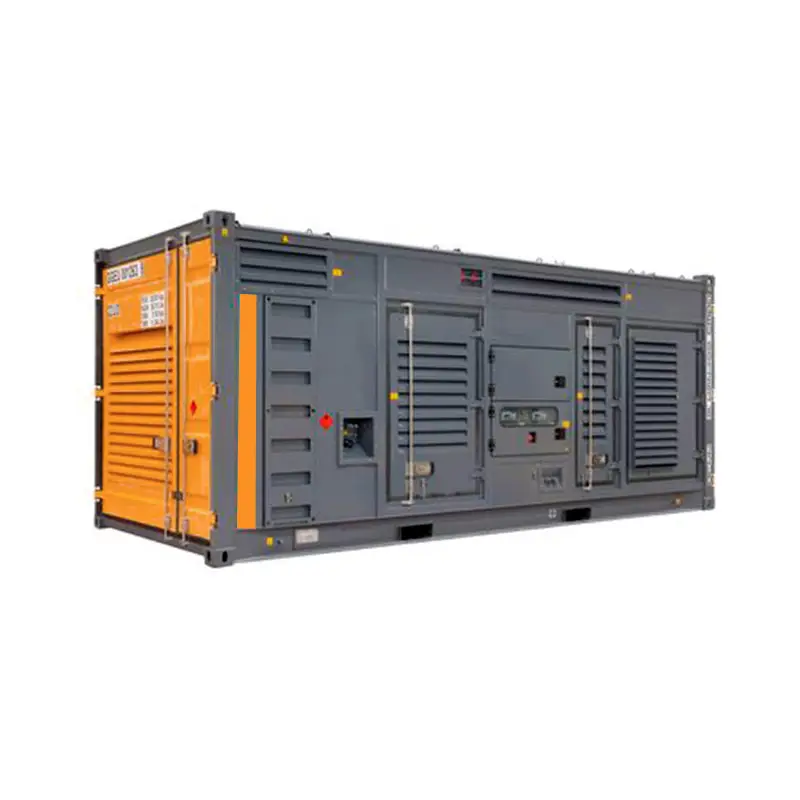 Um gerador de energia industrial de grande porte da Tecnogera, com formato retangular, predominantemente cinza e uma extremidade laranja. O equipamento possui painéis ventilados, portas com alças, painéis de controle e etiquetas de aviso, tudo destacado sobre um fundo branco.