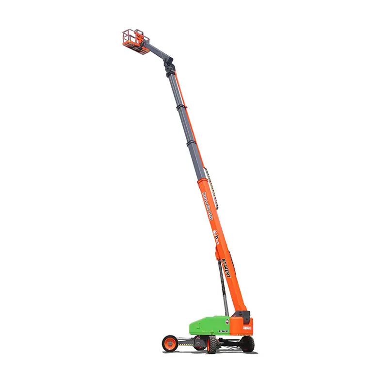 Uma plataforma telescópica de elevação de lança nas cores laranja e verde, com o braço estendido para cima, termina em uma cesta de segurança. O equipamento está posicionado sobre um fundo branco e foi desenvolvido para elevar pessoas ou materiais a locais elevados. Soluções como esta fazem parte do portfólio da Tecnogera.