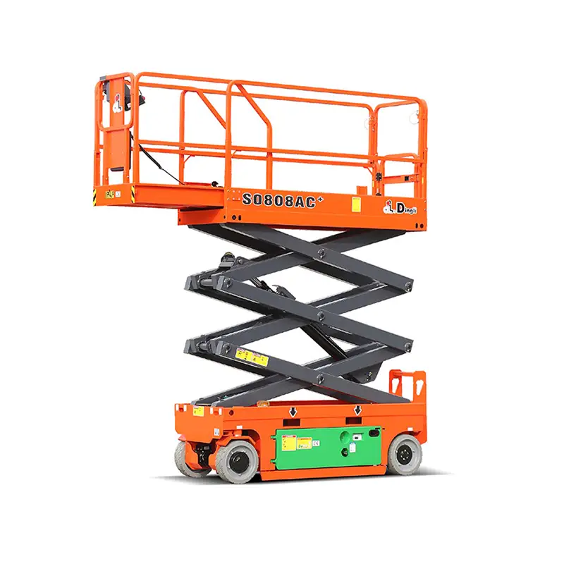 Uma plataforma tesoura laranja vibrante da Tecnogera aparece elevada, com graus de segurança ao redor. A base possui rodas para movimentação, painéis de controle acessíveis, uma parte lateral em verde e etiquetas de segurança bem visíveis.