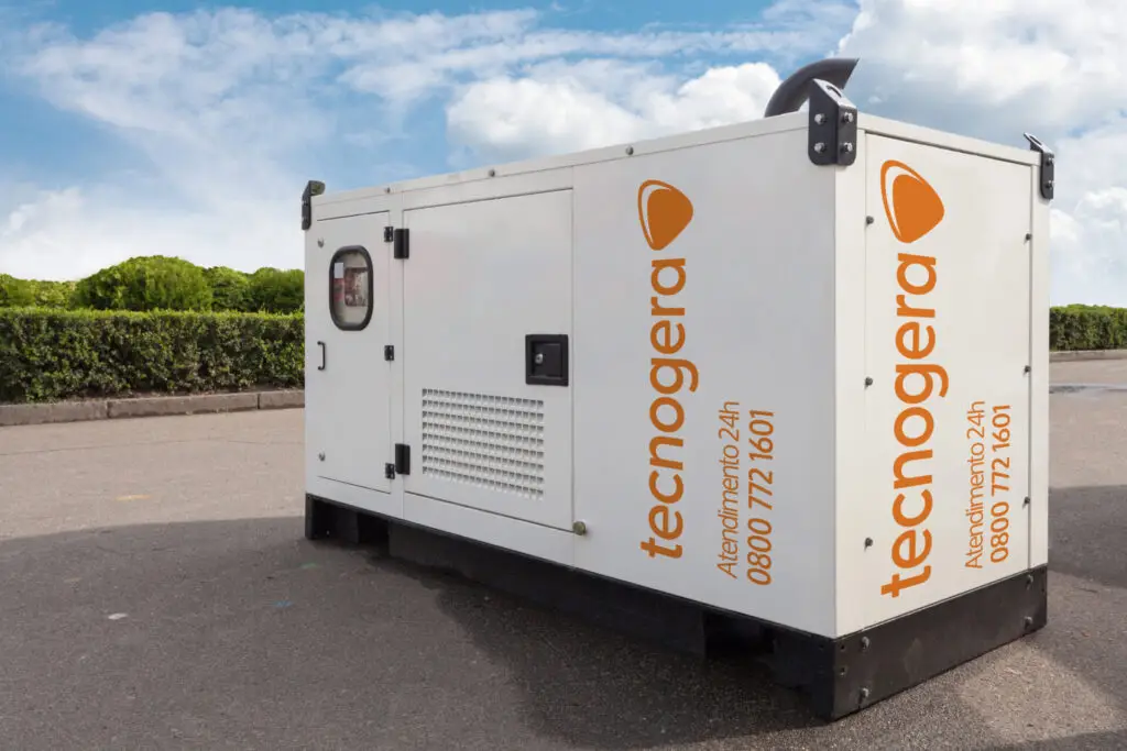 Gerador elétrico branco da Tecnogera posicionado ao ar livre