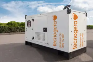 Gerador elétrico branco da Tecnogera posicionado ao ar livre