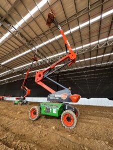 Plataforma elevatória em galpão: Agilidade e segurança na movimentação de cargas.