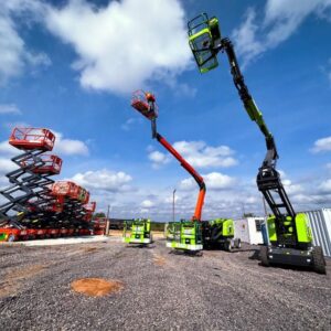 Plataformas elevatórias tipo tesoura e articuladas em área externa prontas para locação