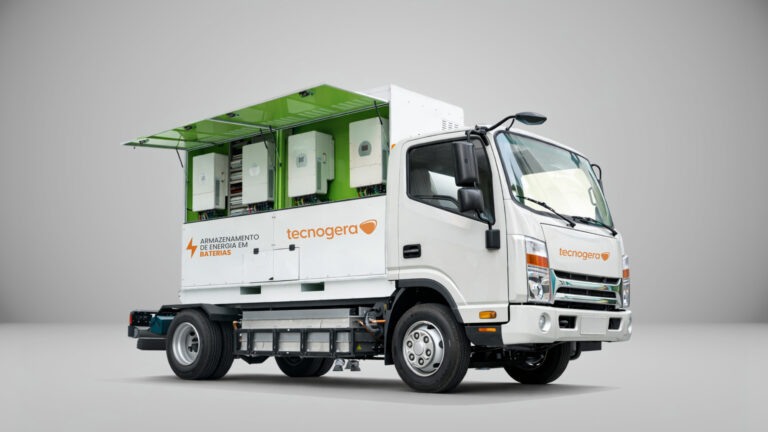 Caminhão branco BESS da Tecnogera com equipamento de baterias e soluções híbridas, painel verde aberto. Fundo cinza claro.