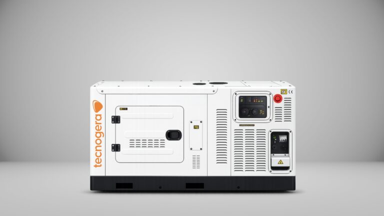 Gerador branco com logotipo Tecnogera em laranja, porta fechada, visor de comando, respiros e botão de emergência sob fundo cinza.