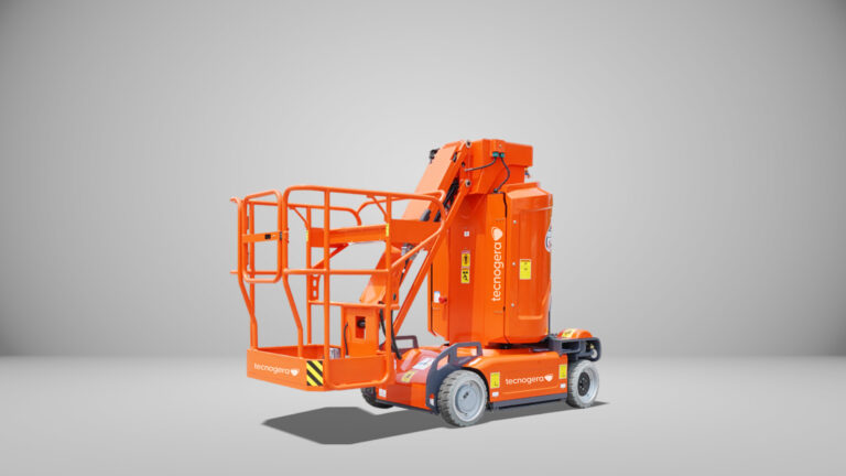 Plataforma mastro laranja Tecnogera com rodas grandes e cesto estendido, sobre piso cinza e fundo neutro.