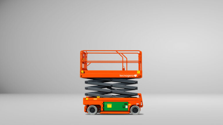 Plataforma tipo tesoura laranja, base verde com rodas e logotipo Tecnogera. Plataforma elevada, guarda-corpo laranja. Fundo cinza claro.