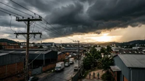 Rede elétrica aérea sob tempestade em área industrial