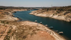 Reservatório de hidrelétrica com nível de água reduzido