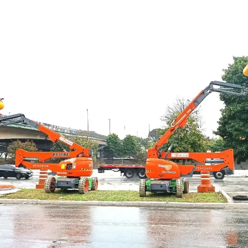 Na imagem, plataformas elevatórias da Tecnogera operam na chuva, sob céu nublado próximo a uma ponte.