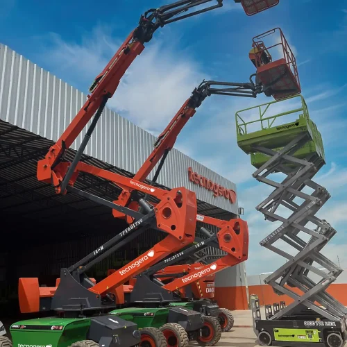 Equipamentos Tecnogera: quatro plataformas elevatórias articuladas e uma tesoura demonstram opções para locação em diferentes alturas.